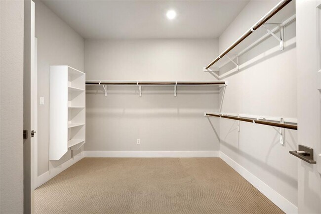 Building Photo - 2104 Prairie Oaks Dr