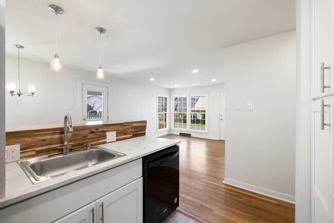 Building Photo - 389 Thompson St