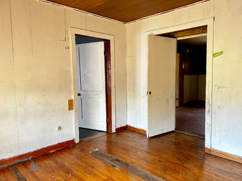 Building Photo - 308 S 1st St