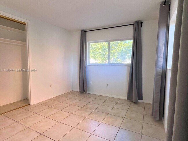 Building Photo - 2430 NE 135th St