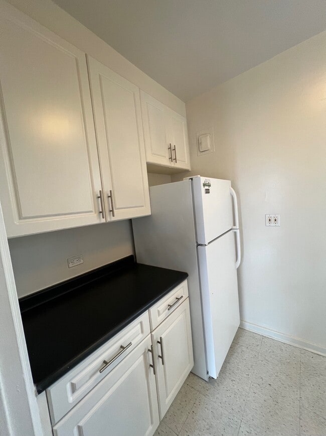 Building Photo - 625 Gramatan Ave