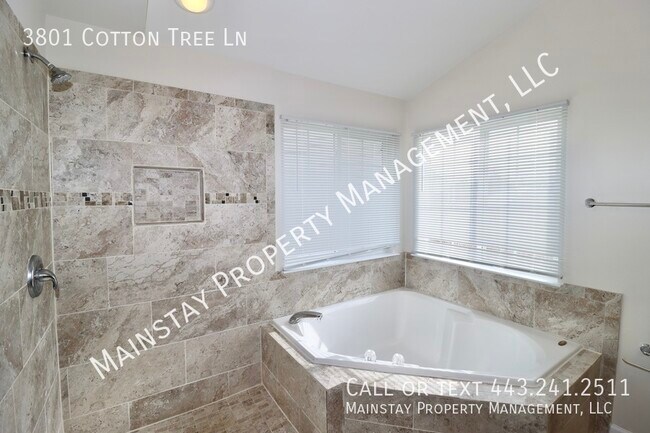 Building Photo - Beautiful 5 Bedroom SFH in Family Friendly...