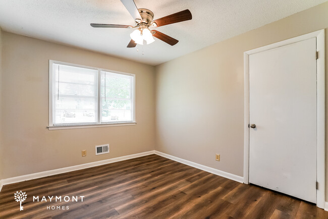 Building Photo - Inviting 3-Bedroom Home