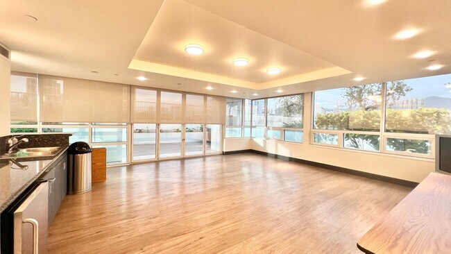 Building Photo - MOVE-IN READY 1 BED/1 BATH/1 PRKG IN 909! ...