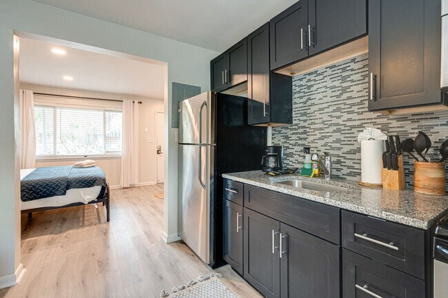 Building Photo - 801 Hillview Heights