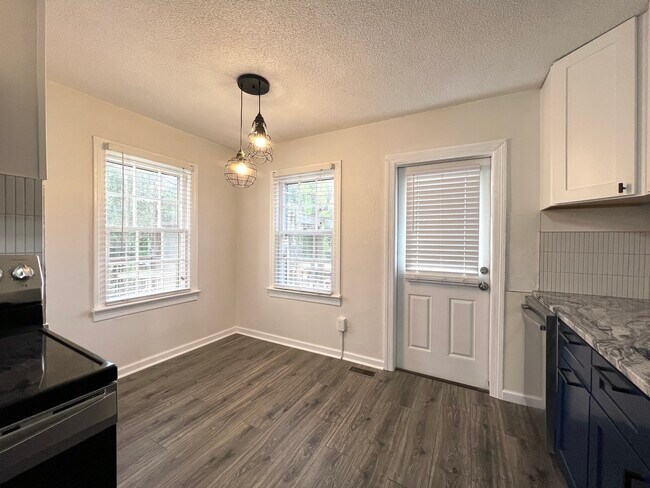 Building Photo - 3033 Lake Ave