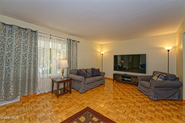 Building Photo - 5 Shamrock Cir