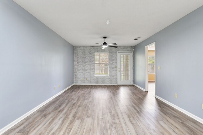 Building Photo - 2 Bedroom 2 Bathroom Gated Community