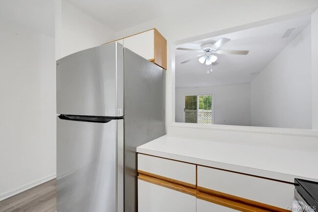 Building Photo - 2102 Martingale Dr