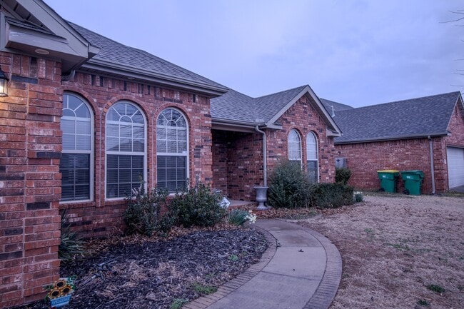 Building Photo - 202 Dawn Dr