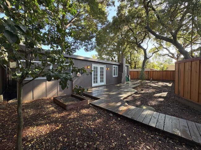 Building Photo - Charming 1BR Cottage with Private Patio