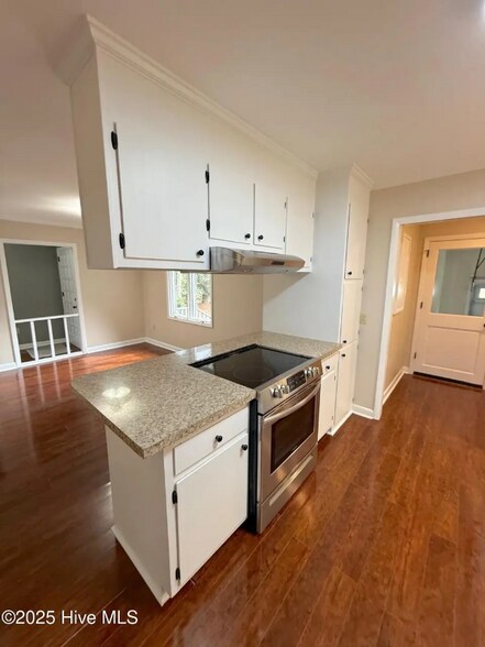 Building Photo - 107 E Baywood Ln