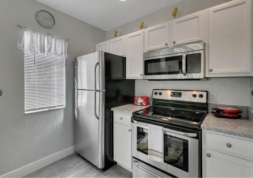 Building Photo - 4561 Yellowgold Rd E