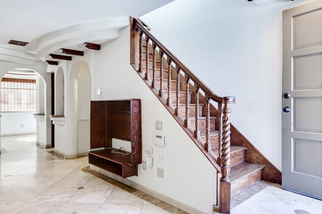 Building Photo - 13959 Victory Blvd