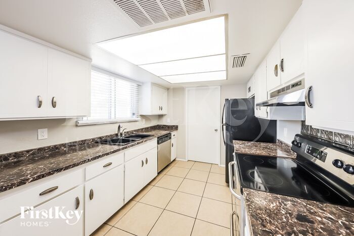 Building Photo - 4923 W Larkspur Dr