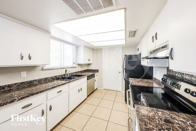 Building Photo - 4923 W Larkspur Dr