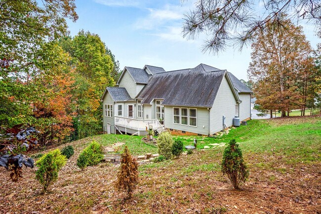 Building Photo - AVAILABLE FOR MOVE-IN AUGUST 10, 2026-BEAUTIFUL HOME ON A HILL!  FIRST FLOOR MASTERBEDROOM!