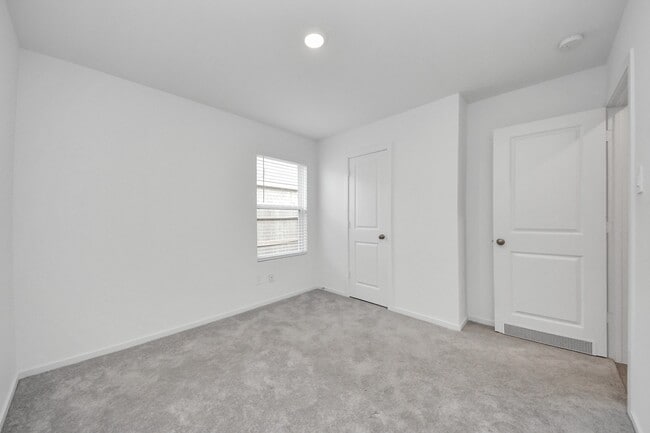 Building Photo - 833 Vlg Brk Dr