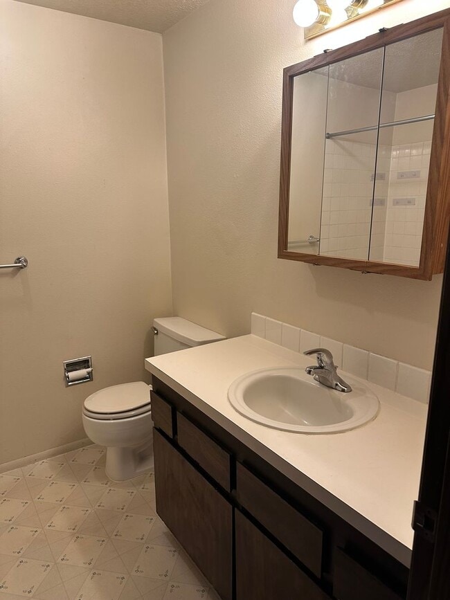Building Photo - Great single level 2 bed/1 bath duplex in Thurston!