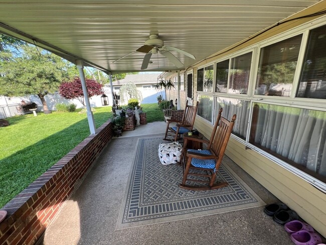 Building Photo - Beautiful Large 3 bedroom 2 bath in Levitt...