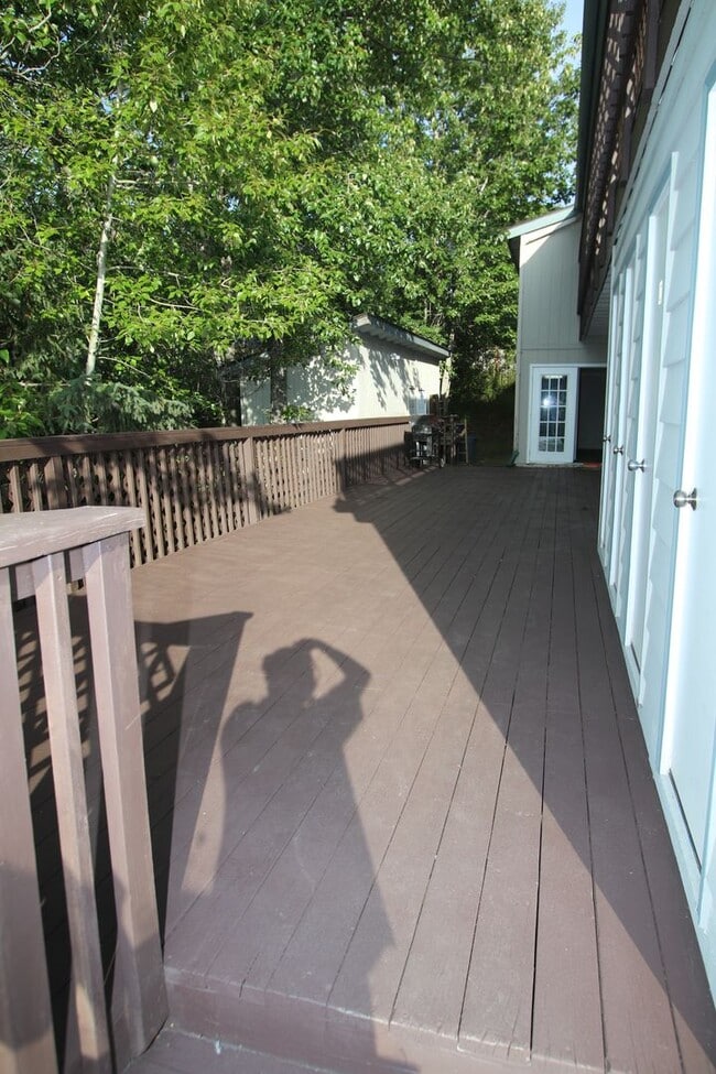 Building Photo - 3 Bedroom Apartment in Jewel Lake w/ Garage!