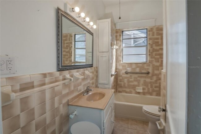 Building Photo - 427 E Washington Ave