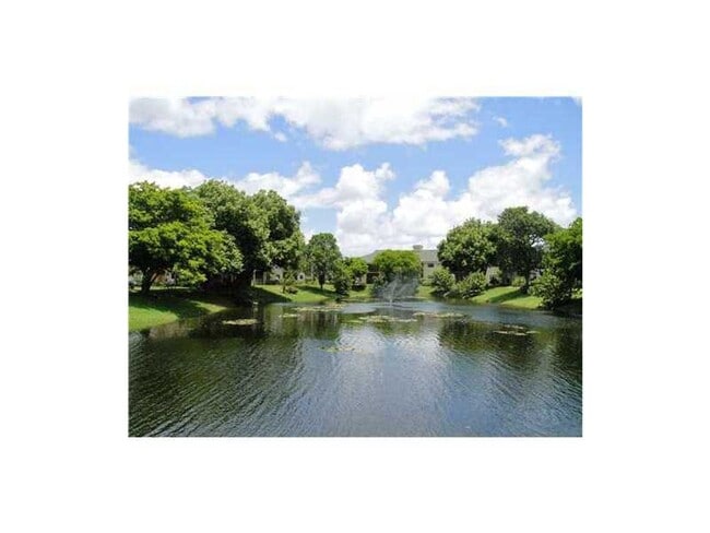 Building Photo - Updated 2 Bed/2 Bath Condo with Screened P...