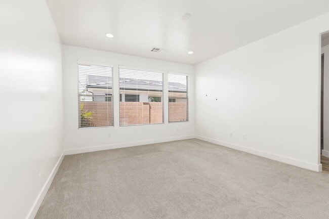 Building Photo - 3 bed plus office / 2.5 bath / 3 car Single Story with Community Pool!