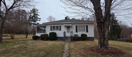 Building Photo - Cute little ranch with screened porch