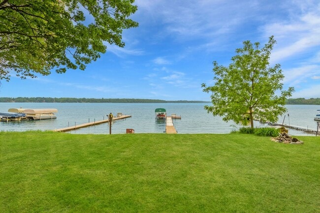 Building Photo - Rare green lake lake home for long term re...