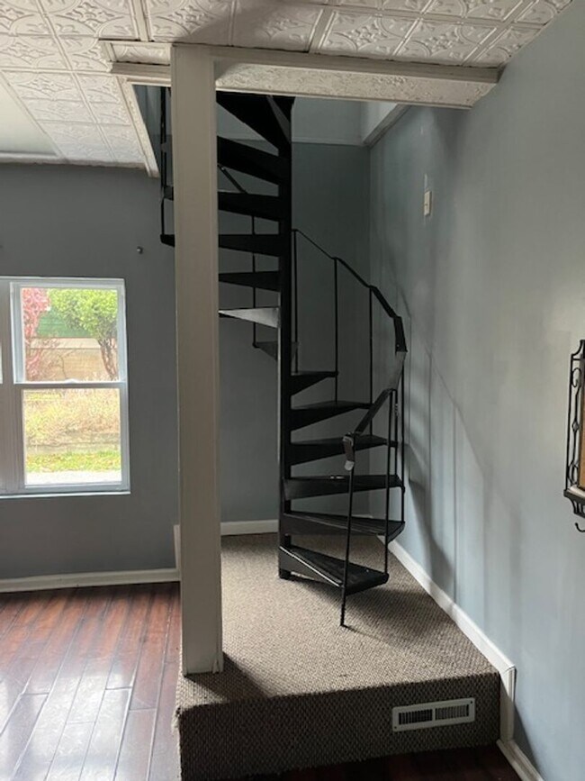 Building Photo - Cozy Multi-Level Living Close to Downtown