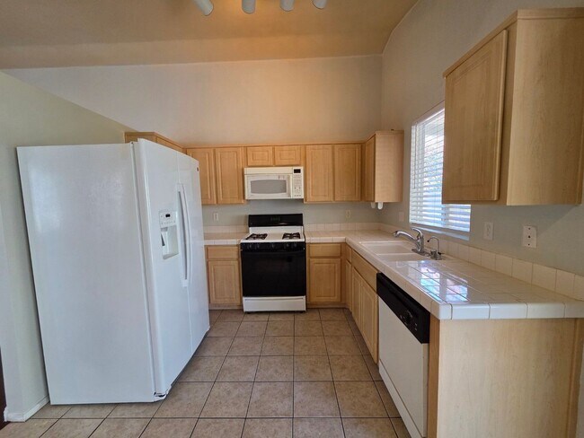 Building Photo - Cozy 3 Bedroom Single Story Home with a Den