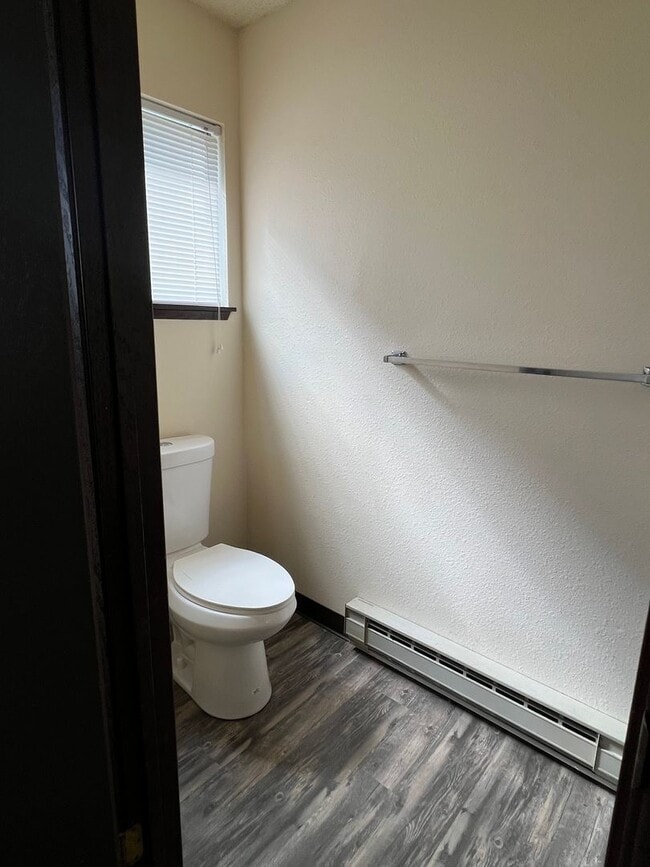 Building Photo - Pet-friendly 2 bedroom apartment with a/c,...