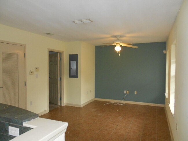 Building Photo - 2 bed 2 bath at Avalon on Pensacola! Available now!