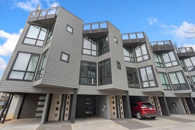 Building Photo - Modern Townhome with Roof Terrace in Dilworth Neighborhood Charlotte NC