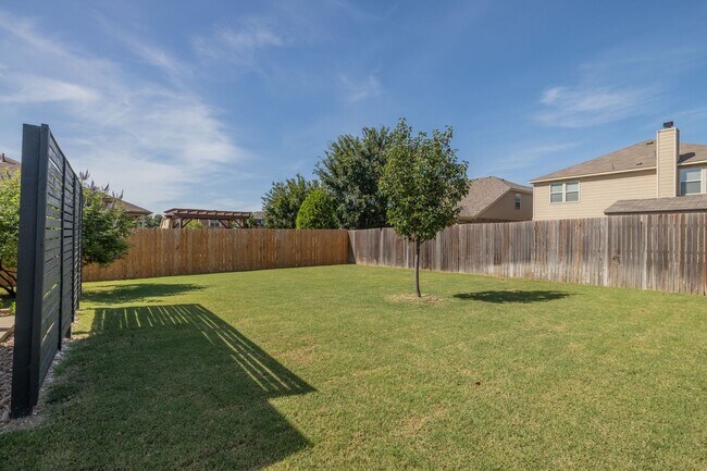 Building Photo - Community Pool, Splash pad and Pavillion! ...