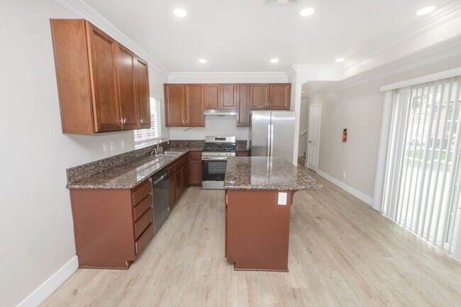 Building Photo - 511 Stork St