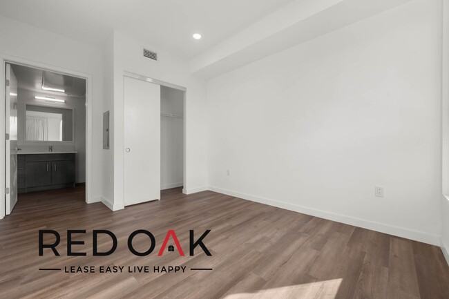 Building Photo - Charming One Bedroom Penthouse with Spacio...