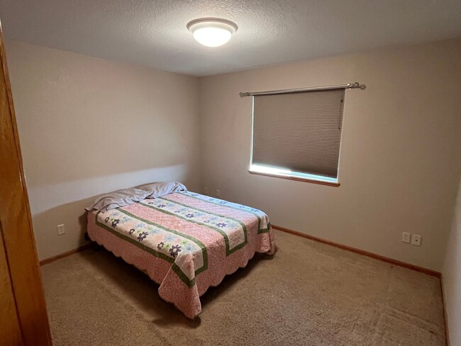 Building Photo - 4 Bedroom, 3 Bathroom Home for Rent