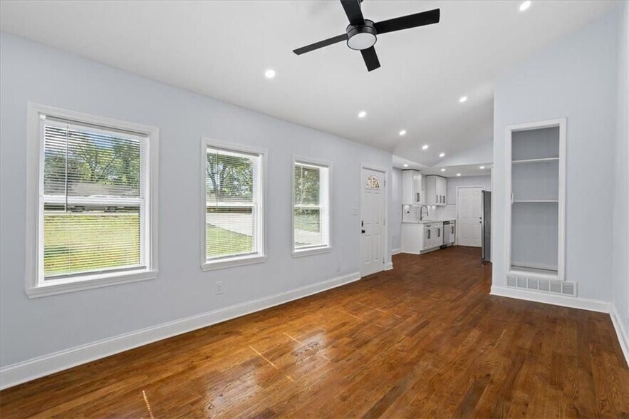 Building Photo - 2223 Columbia Dr