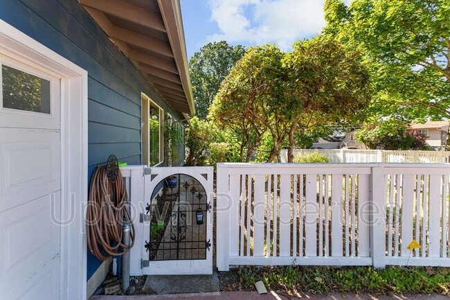 Building Photo - 16620 SW Oak St