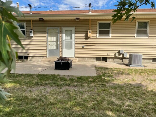 Building Photo - 2208 Chanticleer St