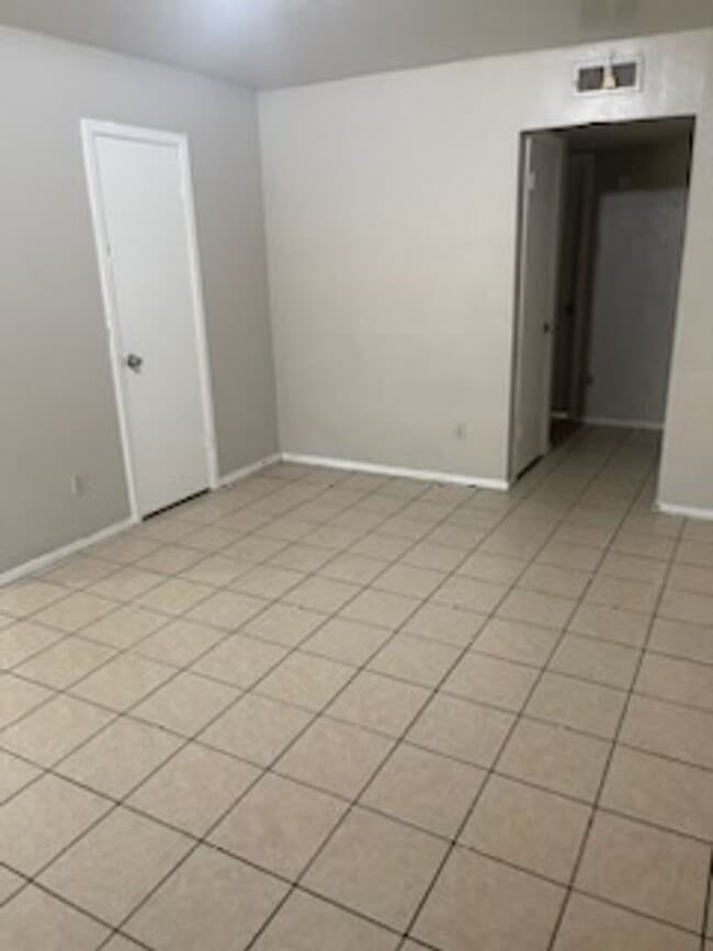 Building Photo - 2/1 Fourplex - Upstairs - HUD ACCEPTED - Move In ASAP