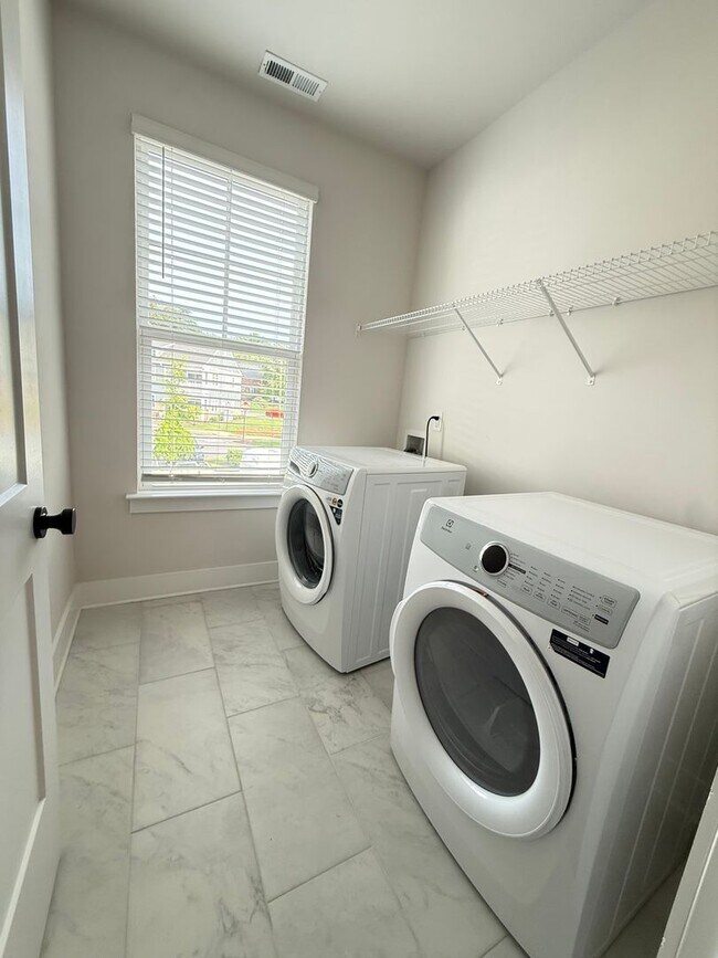 Building Photo - Spacious Modern End-Unit Davidson Townhome - Lake Davidson Access
