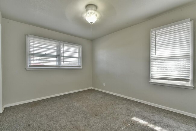 Building Photo - 2105 Carpenter Dr