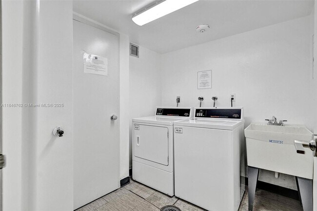 Building Photo - 20355 NE 34th Ct