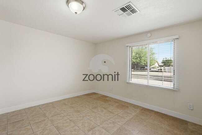 Building Photo - Welcome home to this beautifully updated 3-bedroom, 2-bathroom