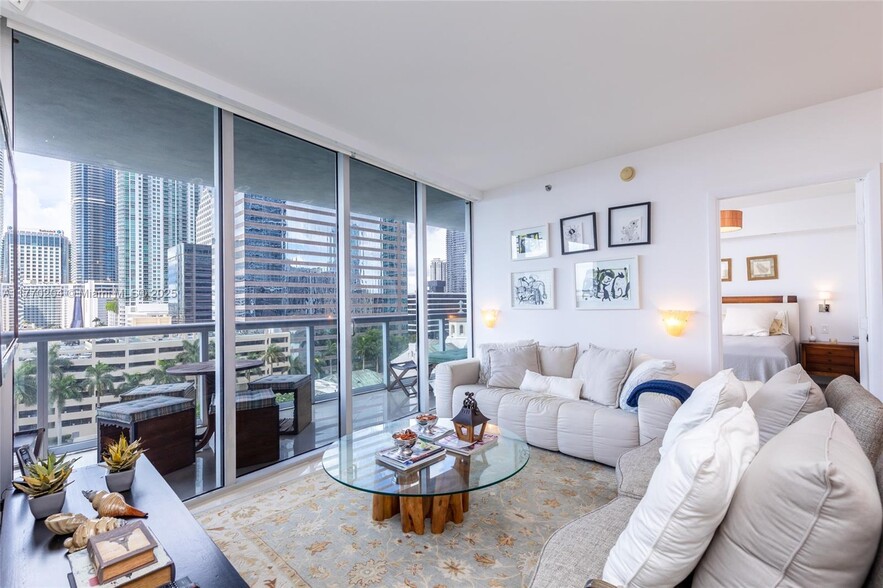 Building Photo - 495 Brickell Ave