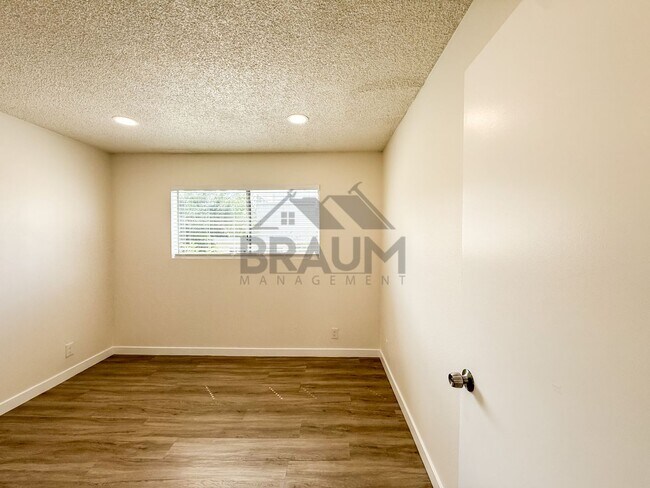 Building Photo - 14801 Delano St