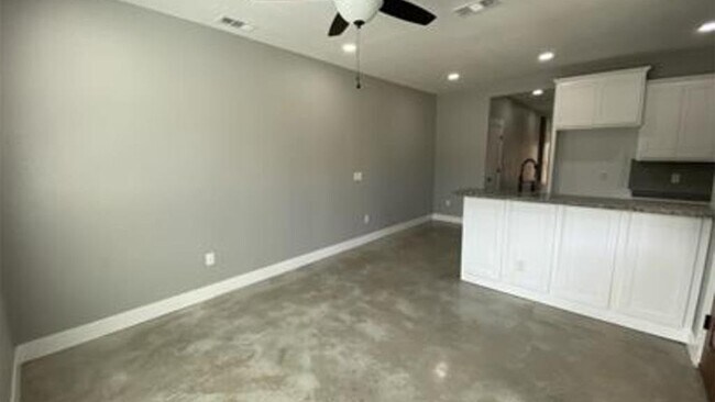Building Photo - 1219 Bells Dr